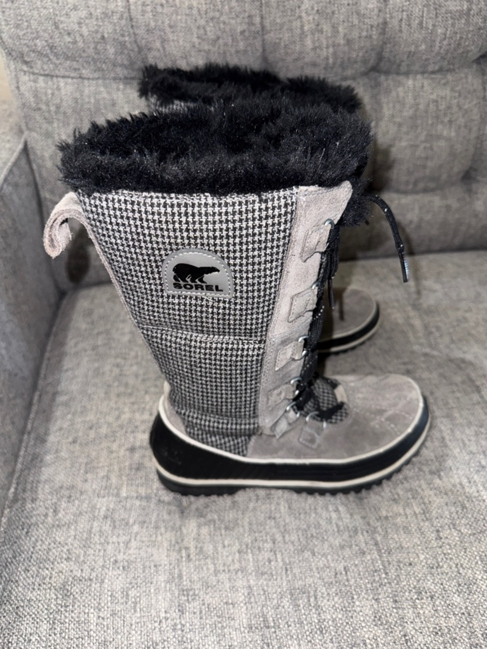 Sorel Tivoli High II snow boots in a grey and black houndstooth pattern size 7.5